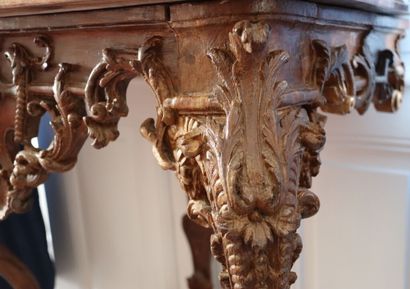 teau de marbre à doucine Console in oak in the natural state. It rests on two curved...