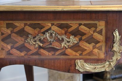 null Chevallier Charles ( 1700-1771). Bureau plat en bois marqueté à croisillons....