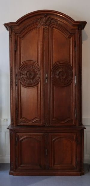 null Two parts buffet in moulded and carved oak. It opens with two doors in the upper...