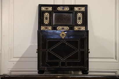 null Work of the 18th century. Cabinet in ebony veneer, inlaid with bone fillets,...
