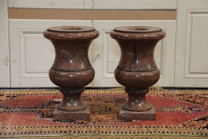 null Pair of Medici vases in imperial red granite. Square base, and reinforcing ring...
