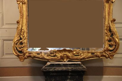 null Travail du XVIIIe du Midi de la France. Miroir à riche encadrement de bois sculpté...