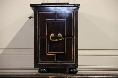 null Work of the 18th century. Cabinet in ebony veneer, inlaid with bone fillets,...