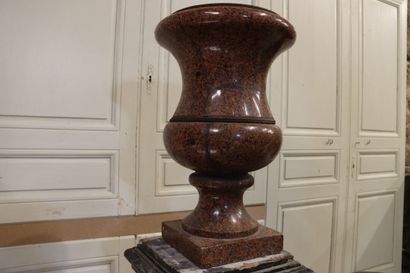 null Pair of Medici vases in imperial red granite. Square base, and reinforcing ring...