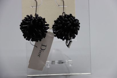 null CHRISTIAN DIOR. Paire de boucles d'oreille noires