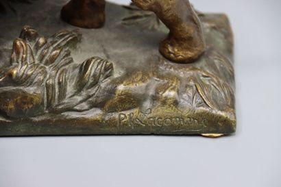 Eléphant Ecole du XXème siècle, Eléphant en bronze à patine dorée nuancée, défenses...