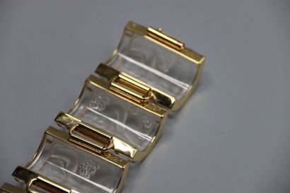 null LALIQUE - Marie-Claude LALIQUE. Large bracelet souple en métal doré orné de...