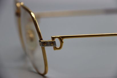 null CARTIER, Paris. Paire de lunettes en métal doré et argenté. verres blancs.