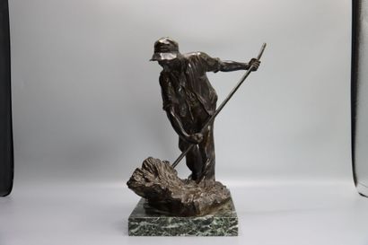 Jeanne CHATEIGNON Jeanne CHATEIGNON (1876-1950) Le faneur, bronze à patine brune....
