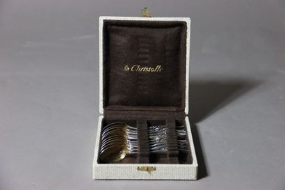 null Christofle. Série de 10 petites cuillères à décor floral en argent et vermeil....