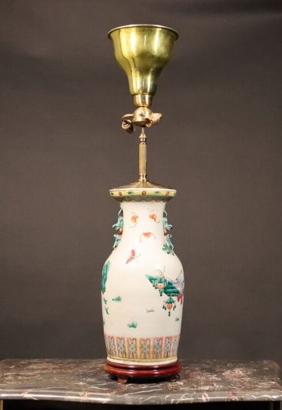 null CHINE - CANTON. Vase en porcelaine polychrome à décor d'une procession et symbole...