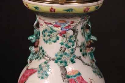 null CHINE - CANTON. Vase en porcelaine polychrome à décor d'une procession et symbole...