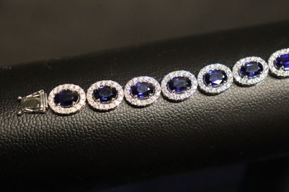 null Bracelet articulé or gris 750/°° avec motifs entourages saphirs/diamants 21.90...