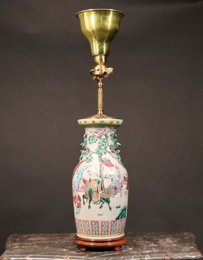 CHINE - CANTON. Vase en porcelaine polychrome...