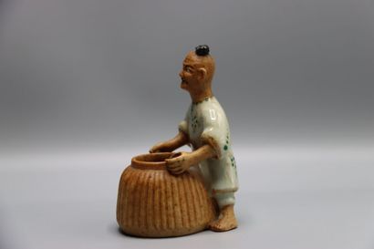 null Chine. Personnage au panier. le corps émaillé. Hauteur: 10 cm.



Collection...