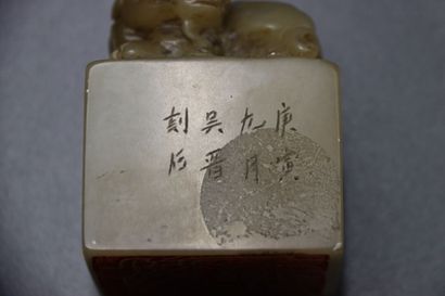 null CHINE. Cachet en pierre dure figurant un Chien de Fô. Sur un côté, signature...