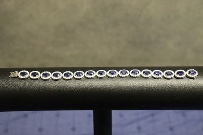 null Bracelet articulé or gris 750/°° avec motifs entourages saphirs/diamants 21.90...