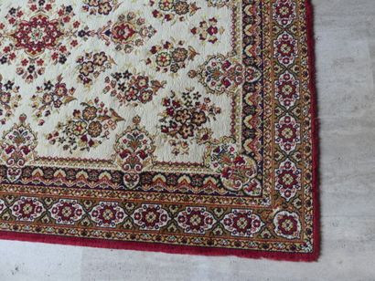 null Tapis oriental à motif floral sur un fond blanc. Dimensions : 246 x 172 cm.