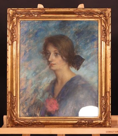 null Manuel ROBBE (1872-1936). Portrait d'une jeune femme à la rose, pastel sur papier,...