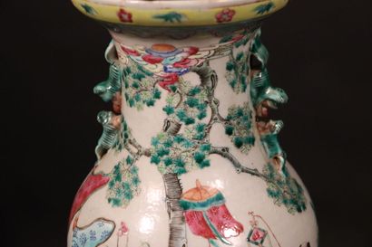 null CHINE - CANTON. Vase en porcelaine polychrome à décor d'une procession et symbole...