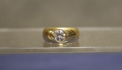 null Une bague or jaune 750/°° diamant forme jonc anglais. 20.41 g. Diamant rond...