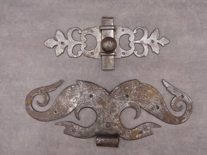 null Penture à moustache en fer forgé, découpé et gravé. XVIIème siècle. Longueur...