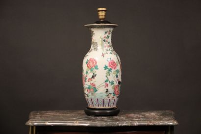 null CHINE - CANTON. Vase en porcelaine polychrome à décor d'un couple de paons et...