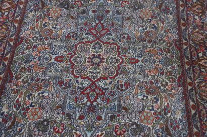 null Fin Cachemire ( Inde ) laine et soie. Vers 1975-80. Dimensions. 192 x 122 cm



Caractéristiques...