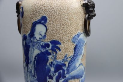 null Chine. Paire de vases. Porcelaine craquelée, , blanc et bleu, à décor de jeune...