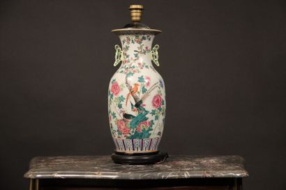 null CHINE - CANTON. Vase en porcelaine polychrome à décor d'un couple de paons et...
