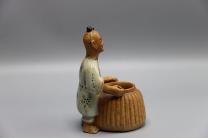 null Chine. Personnage au panier. le corps émaillé. Hauteur: 10 cm.



Collection...