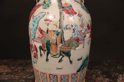 null CHINE - CANTON. Vase en porcelaine polychrome à décor d'une procession et symbole...