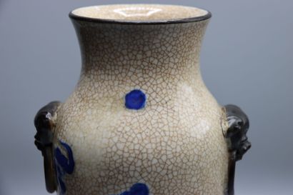 null Chine. Paire de vases. Porcelaine craquelée, , blanc et bleu, à décor de jeune...