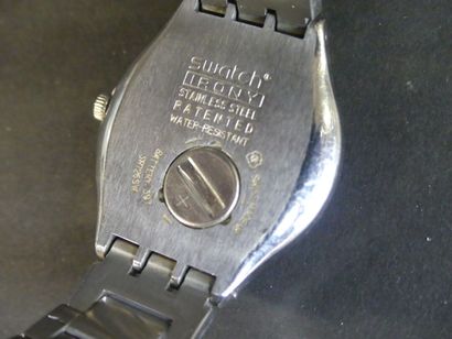 null SWATCH. Réunion de deux montres à quartz en acier et caoutchouc, montre en acier...