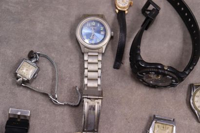 null Réunion de 16 montres diverses. 

En l'état