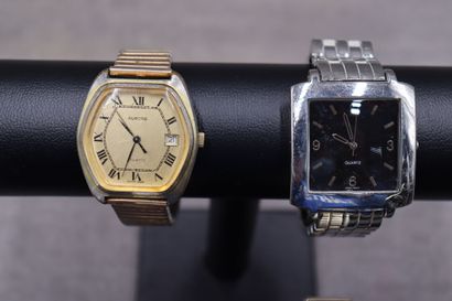 null Réunion de quatre montres quartz en acier et métal doré, dont Seiko - Aurore...