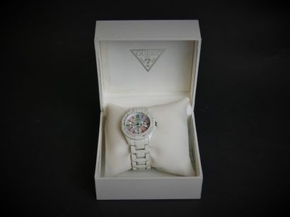 null GUESS. WATERPRO. Montre de dame en acier et brillants, cadran effet nacré, mouvement...