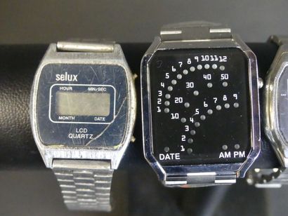 null Réunion de quatre montres en acier, trois digitales et une quartz, dont Selux...