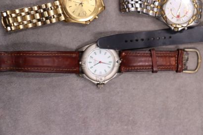 null Réunion de 16 montres diverses. 

En l'état