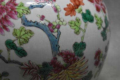 null CHINE. Pot à gingembre en porcelaine à décor de fleurs de lotus. Hauteur : 22...