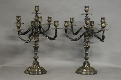 PAIRE DE CANDÉLABRES Paire de candélabres à sept feux en bronze argenté. Style Louis...