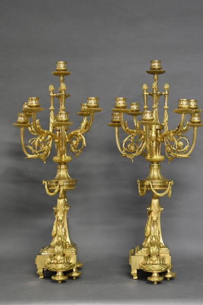 PAIRE DE CANDÉLABRES Paire de candélabres en bronze ciselé et doré éclairant par...
