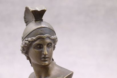 Buste de femme casquée à l'Antique Un buste de femme casquée à l'Antique en bronze...
