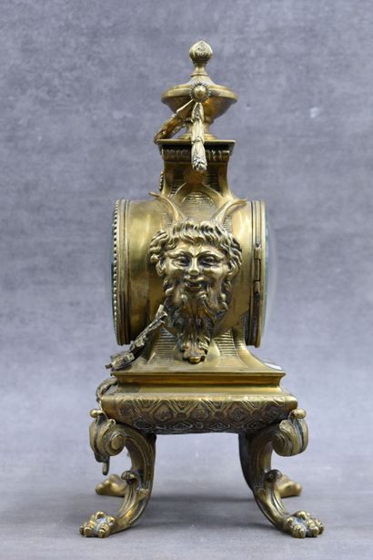 PENDULE Pendule en bronze ciselé et doré à décor de têtes de capricornes, feuillages,...