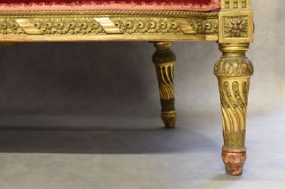 BANQUETTE Banquette en bois mouluré sculpté et doré. Garniture de velours rouge....