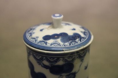 null CHINE. Petit pot avec couvercle en porcelaine blanc/bleu, Dimension : 11 x 6...