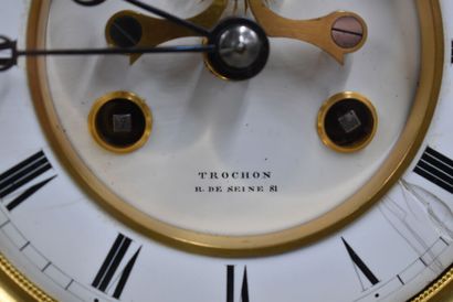 Horloge Horloge en marbre et bronze ciselé et doré, cadran marqué "Trochon à Paris"....