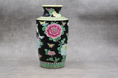 null CHINE. Vase en porcelaine à décor de fleurs sur fond noir, vert, Dimension :...