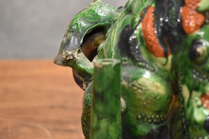 null CHINE. Soliflore en céramique lustrée vert en forme de tigre. Hauteur : 28 ...