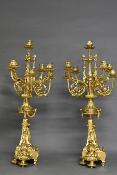 PAIRE DE CANDÉLABRES Paire de candélabres en bronze ciselé et doré éclairant par...
